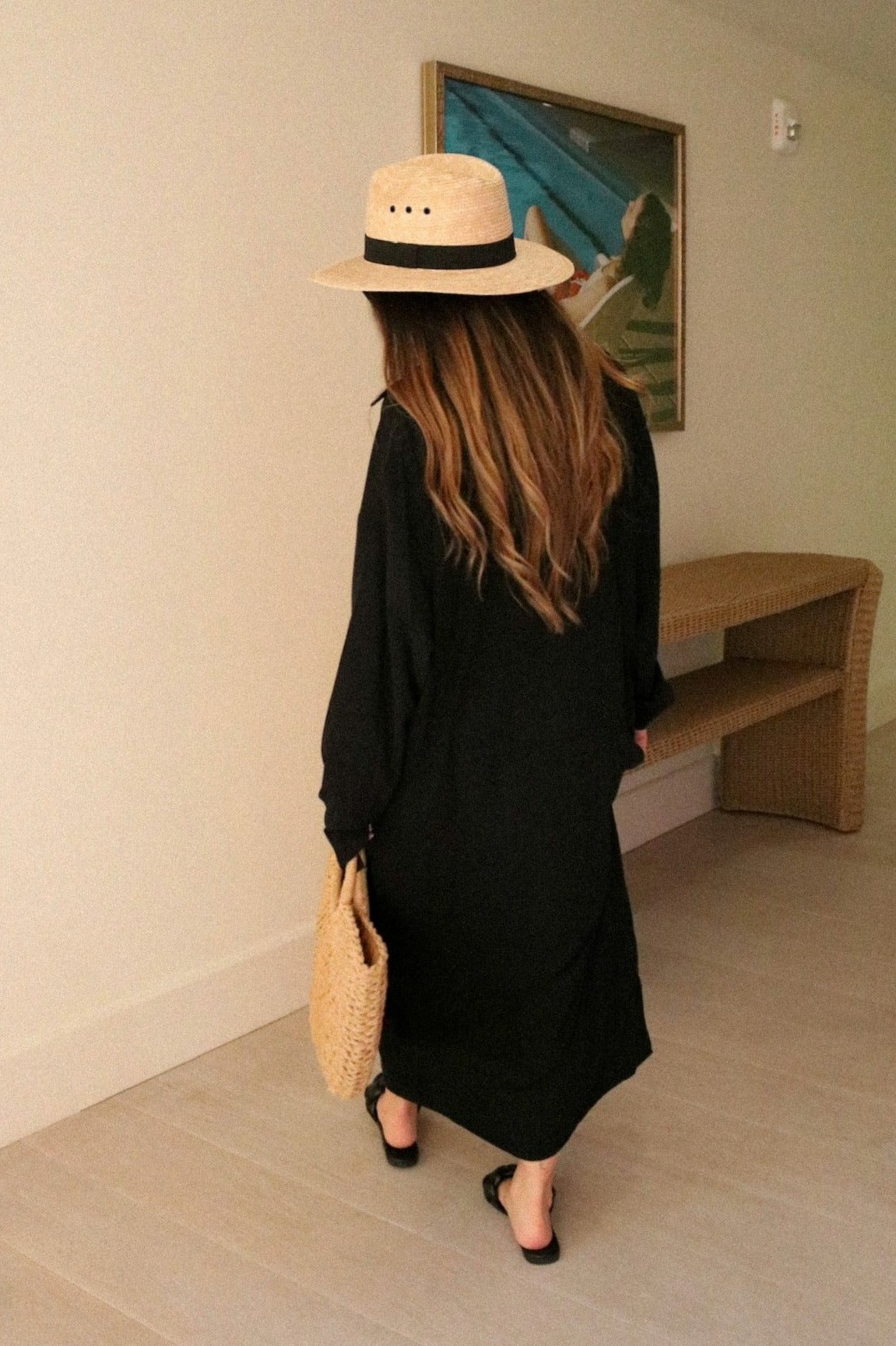 Buttoned T-Shirt Cover Up Dress in Black for Scarlette The Label, an online fashion boutique for women. Paired with a large straw handbag and a wide brimmed hat. Staycation Collection SS 2021